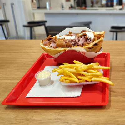 Kit complet de 15 plateaux + 15 pinces porte-sandwich - ROUGE Kit complet de 15 plateaux + 15 pinces porte-sandwich - ROUGE